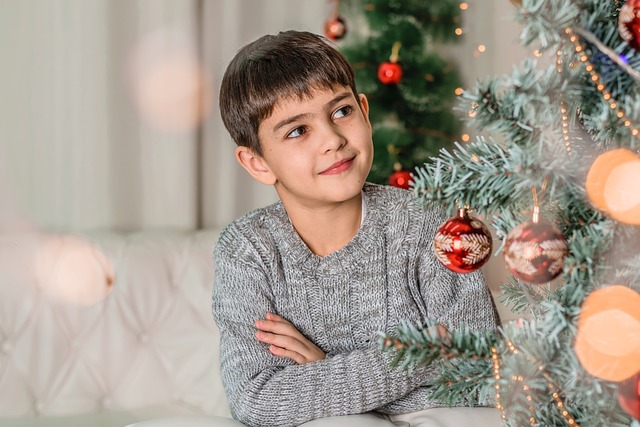 Decorare l’albero di Natale rende felici