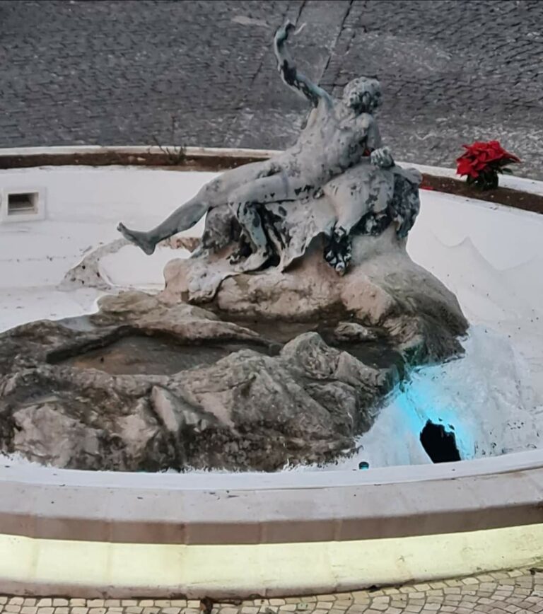 Ercolano, vandalizzata la fontana di Piazzetta Scognamiglio