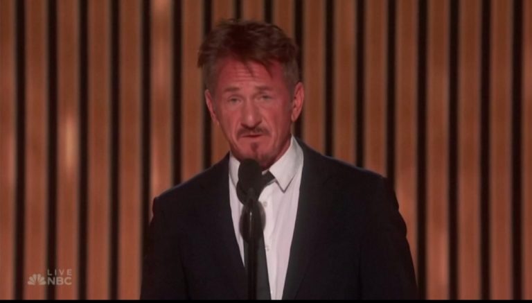 Golden Globes, Sean Penn introduce il discorso di Zelensky