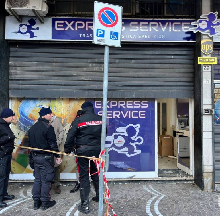 Castellammare, esplode bomba da Express Service FOTO