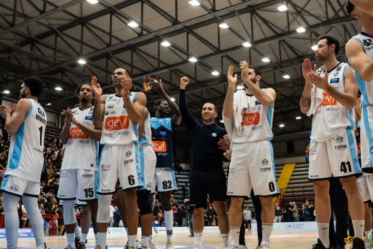 Impresa della Gevi Napoli Basket che vince al supplementare con i Campioni d’Italia dell’ EA7 Emporio Armani Milano per 87-81 guidati dai super Howard e Michenou.