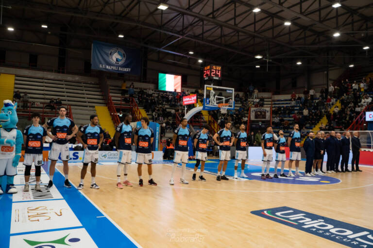 La GeVi Napoli Basket  vince in casa contro la Dinamo Sassari infliggendo un perentorio +10 (93-83)