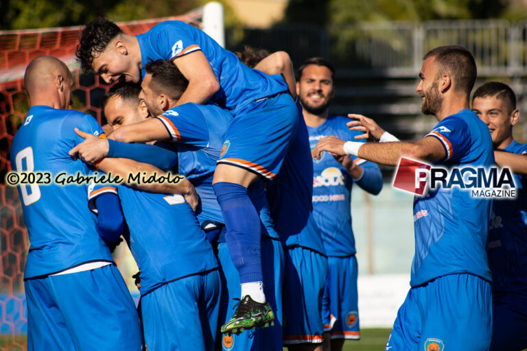 Il Siracusa Calcio mantiene il secondo posto schiacciando nettamente lo Jonica