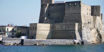 Attrazioni turistiche a Napoli: Castel dell’Ovo. Scopri tutte le info utili in questa guida.