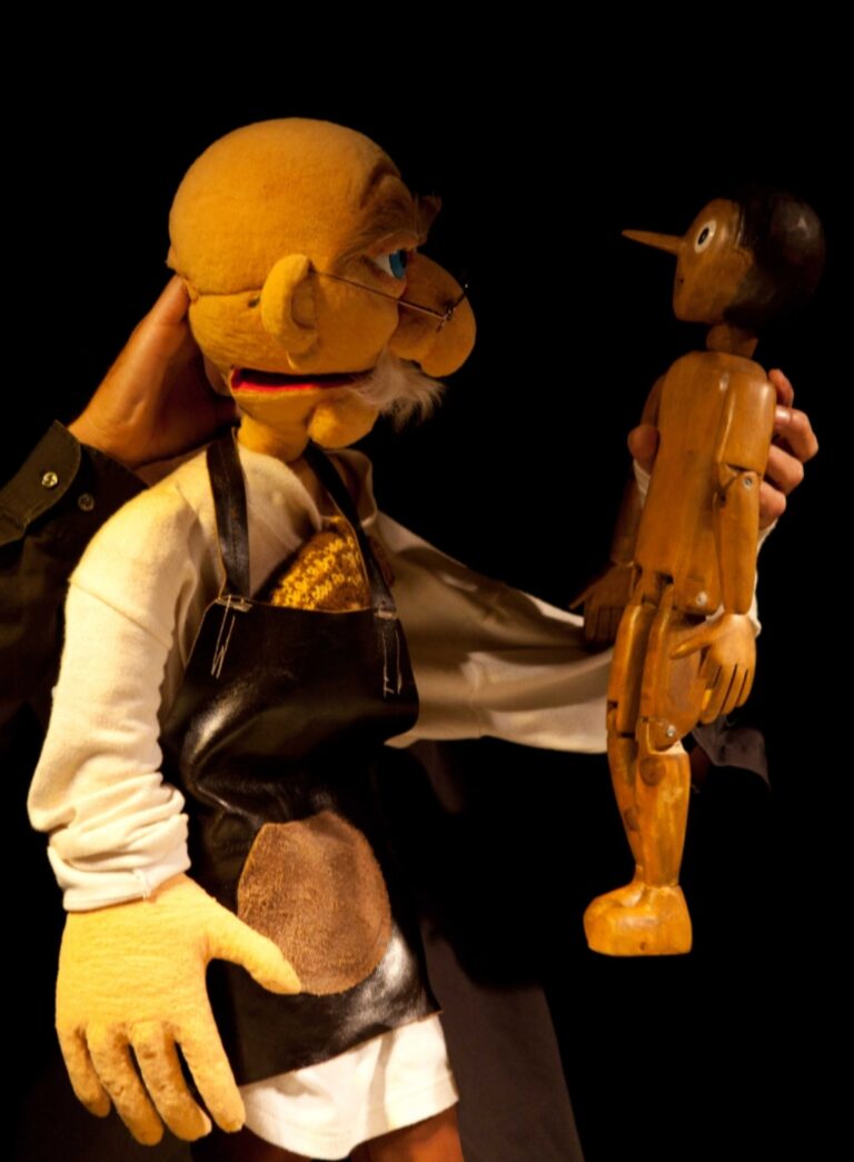 Castellammare di Stabia, al Teatro Karol SECONDO PINOCCHIO lo spettacolo di burattini, attori e pupazzi