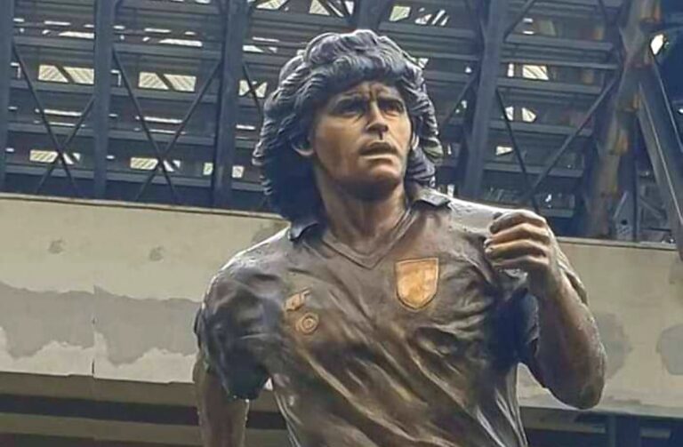 Napoli, la statua di Maradona restituita all’artista. Ecco perché