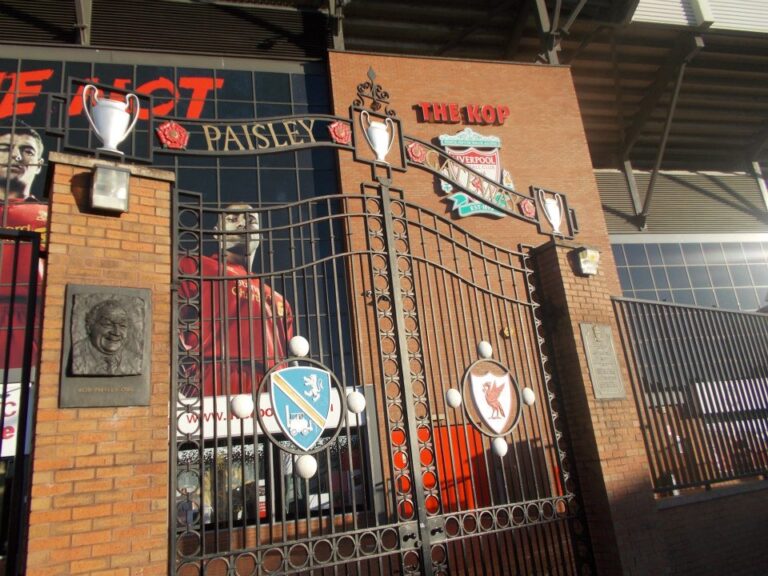 Liverpool pigliatutto: vince il derby e si gode il pareggio tra City e Arsenal