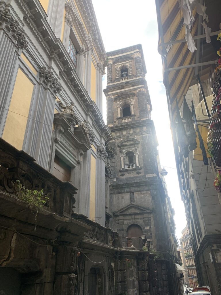 Napoli, Sant’Agostino alla Zecca, dove Dalla giró il videoclip di Canzone