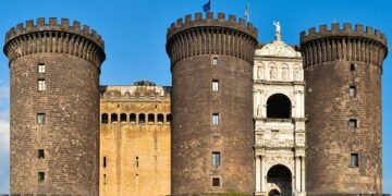 Anche conosciuto come Castel Nuovo, il Maschio Angioino è uno dei simboli della città di Napoli.