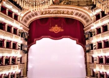 Attrazioni turistiche a Napoli: il Teatro di San Carlo. Scopri qui tutte le info utili e tutte le curiosità.