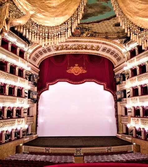 Attrazioni turistiche a Napoli: il Teatro di San Carlo. Scopri qui tutte le info utili e tutte le curiosità.