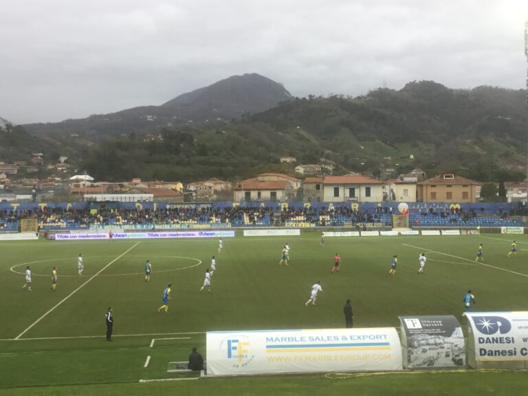 Carrarese-Lucchese 2-1 Il derby toscano è gialloblù