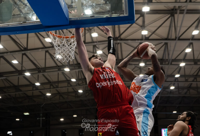 Non ce la fa la GeVi Napoli Basket e lascia i due punti a Varese, 93-101