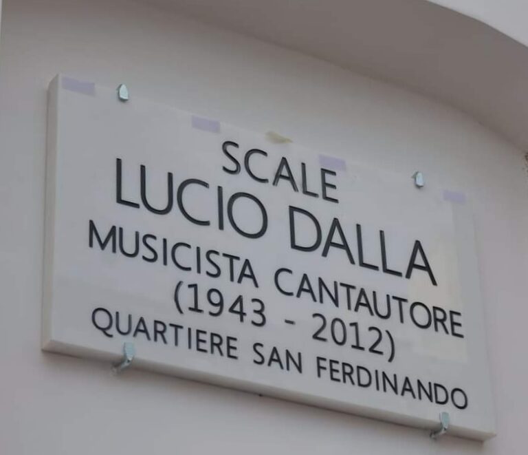 A Napoli scalinata di Santa Lucia intitolata a Lucio Dalla