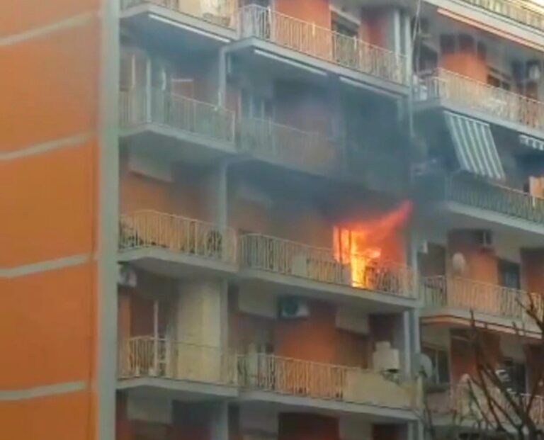 Castellammare di Stabia, incendio in Viale Europa