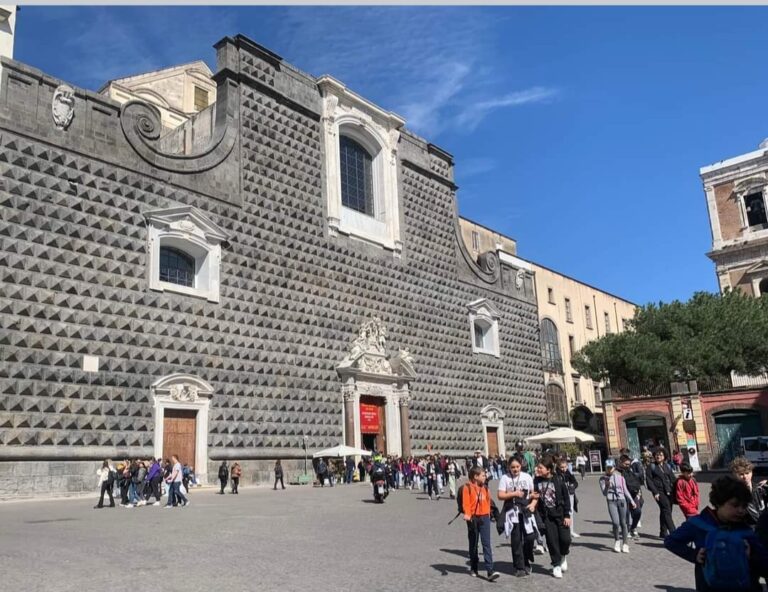 Napoli, Chiesa del Gesù Nuovo, quelle misteriose punte di diamante