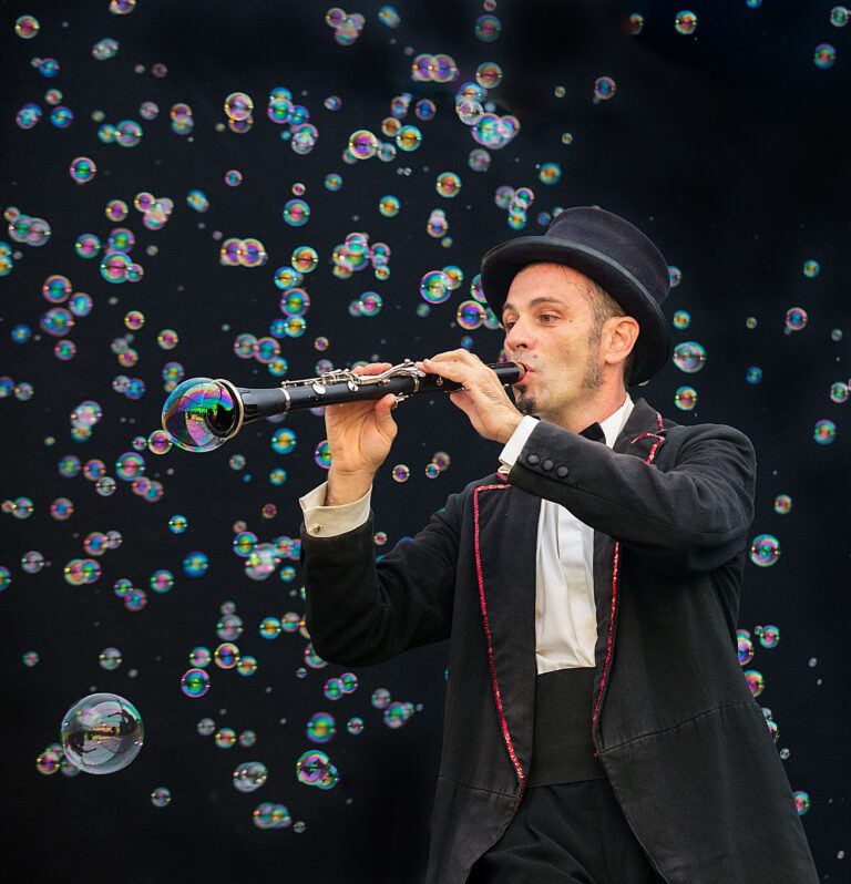 Al Teatro Karol di Castellammare di Stabia le bolle di sapone di Michele Cafaggi