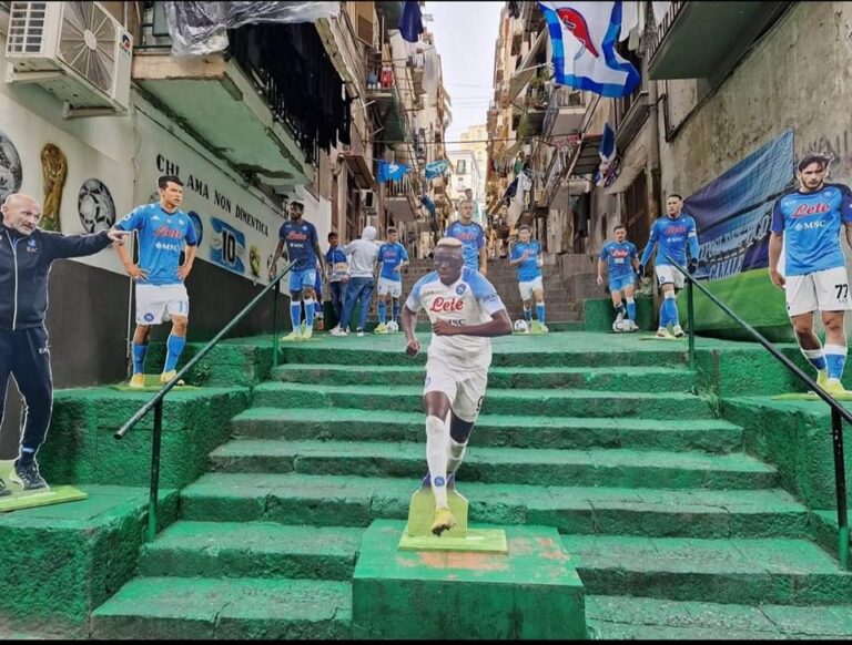 Napoli, stoffa e pittura azzurra diventa merce rara