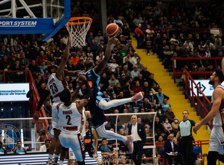 La Umana Reyer Venezia ad un secondo e mezzo  dal finale trova il canestro vincente e si porta a casa i  due punti