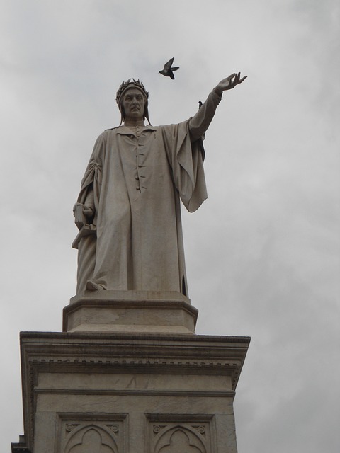 Scopri Piazza Dante in questo articolo. Una delle piazza più belle e celebri di Napoli.