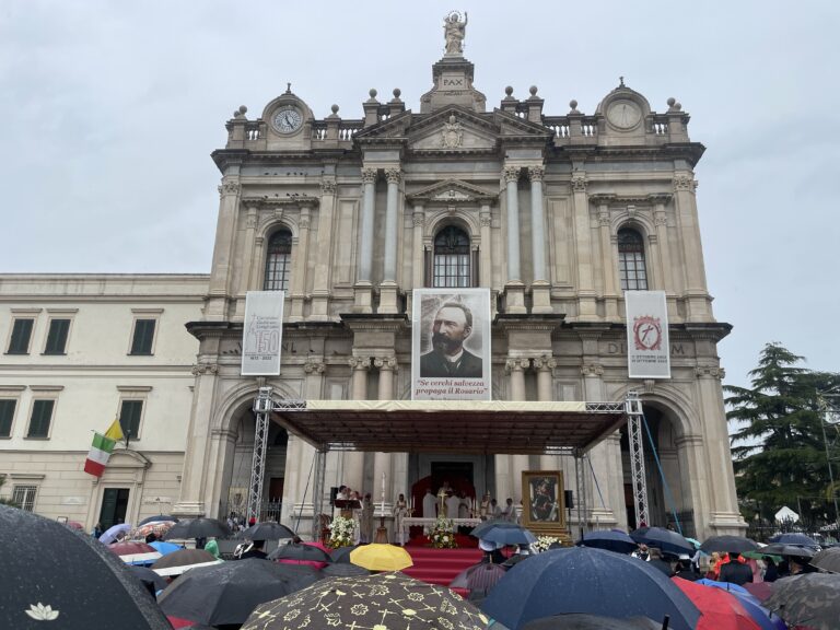 Supplica alla Madonna del Rosario di Pompei, la pioggia non ha fermato i fedeli