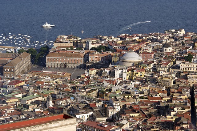 Piazza dei Martiri, con la sua storia, la sua arte e la sua cultura. Uno dei luoghi più belli e suggestivi della città di Napoli.