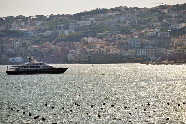 La città di Napoli e tutto il suo golfo offrono tantissime possibilità per trascorrere una giornata al mare, assecondando tutti i gusti.