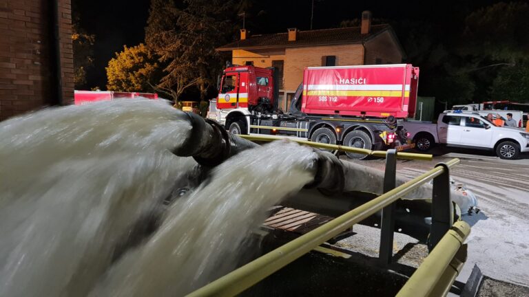 Alluvione Emilia Romagna, continuano le operazioni di pulizia nella notte