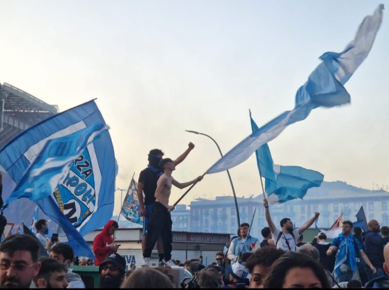 Festa a Napoli per lo scudetto, i cori piú belli (video e foto)