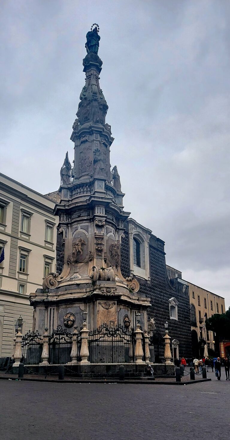 Napoli, la leggenda dell’obelisco di Piazza del Gesù Nuovo