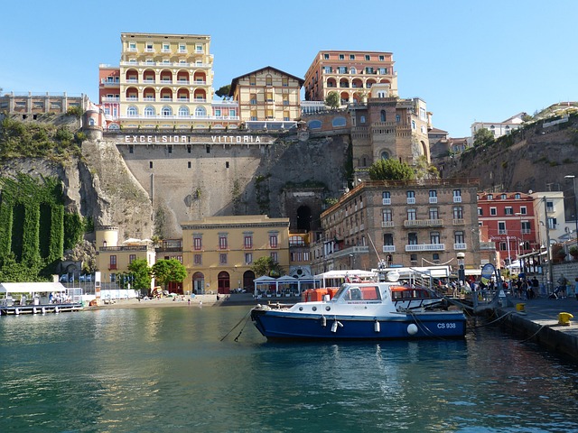 Si tratta di uno dei luoghi più affascinanti della costiera. Venite a Marina Grande e ne resterete incantati.