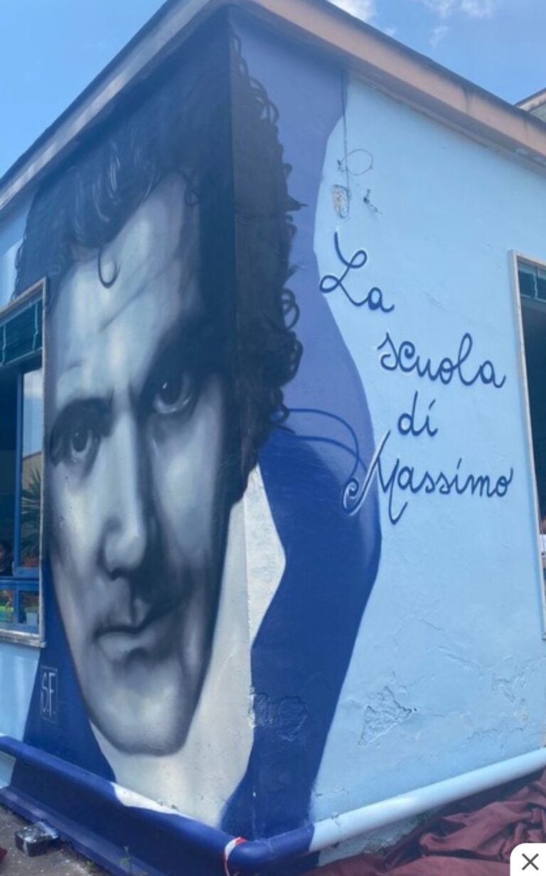 San Giorgio a Cremano, la scuola di Massimo Troisi. Un murales realizzato dagli studenti