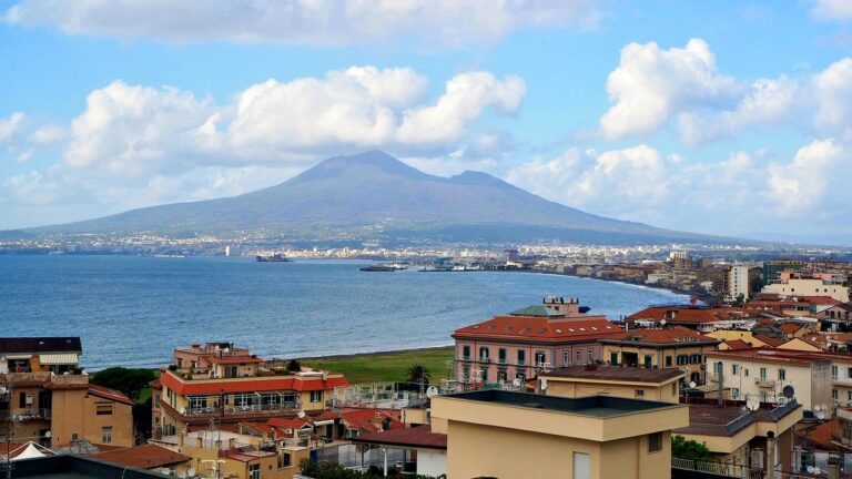 Castellammare di Stabia, cimitero comunale tra incuria ed erbacce