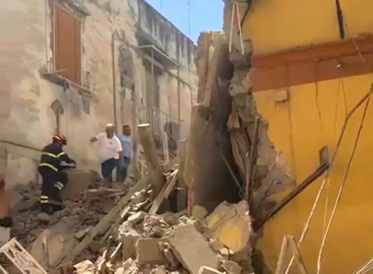 Torre del Greco, 25 indagati per il crollo della palazzina. Intanto si grida al miracolo