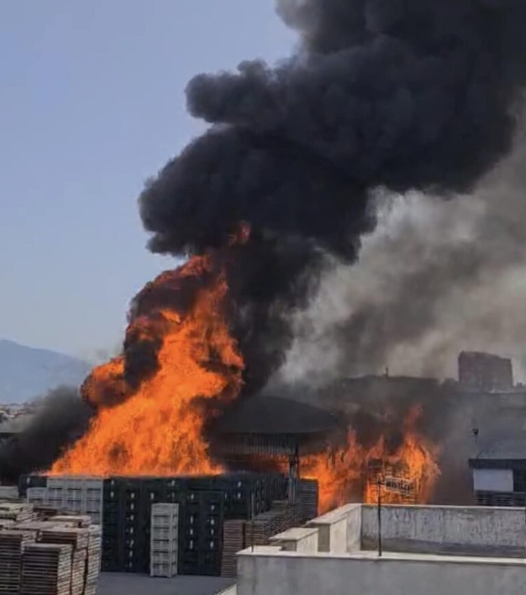 Sant’Antonio Abate, a fuoco lo stabilimento “La Torrente”. Evacuate le abitazioni limitrofe