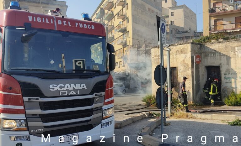 Siracusa, incendio al Molo S. Antonio