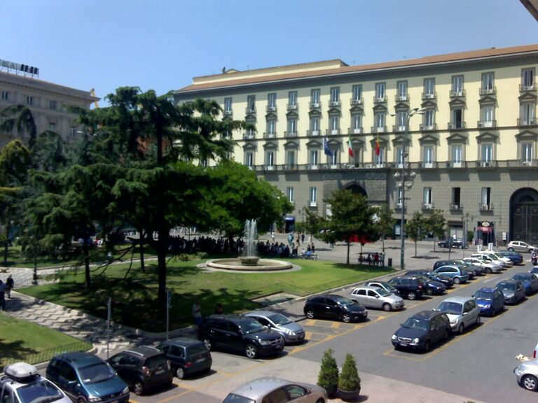 Piazza Municipio, Napoli. dove si terrà il sit in per il clochard piromane della Venere degli Stracci