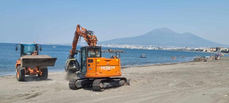 Castellammare di Stabia arenile pulito sul lungomare