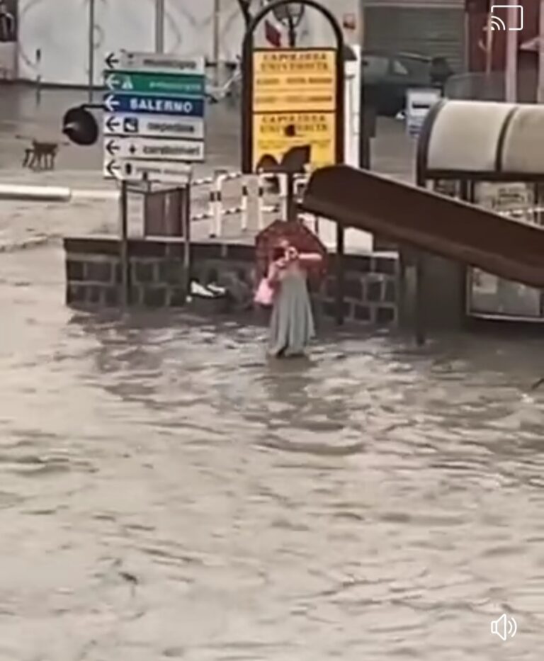 Maltempo a Scafati, strade come fiumi, persone intrappolate nelle auto e nelle loro abitazioni