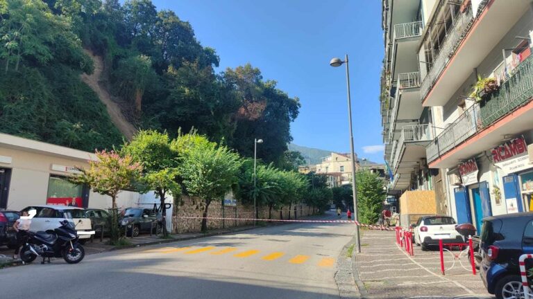 Castellammare di Stabia frana nel centro città