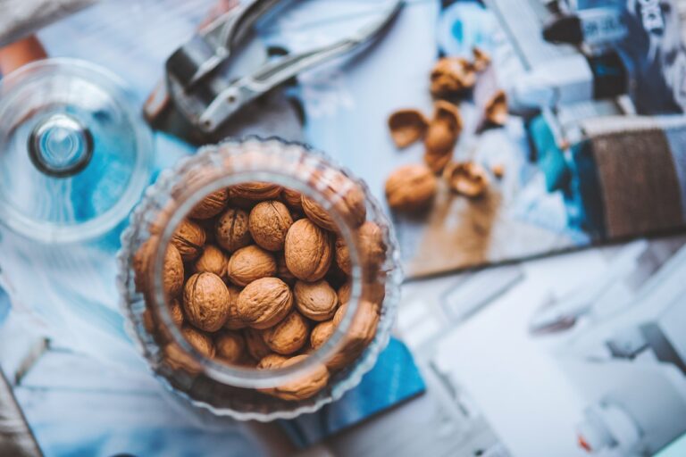 Come fare il nocino con le noci di Sorrento: la ricetta della nonna