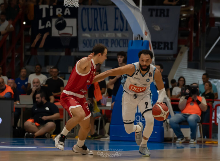 La Gevi Napoli Basket onora il Sold Out del Palabarbuto con una sonora vittoria contro i Campioni in carica EA7 Emporio Armani Milano per 77 a 68.