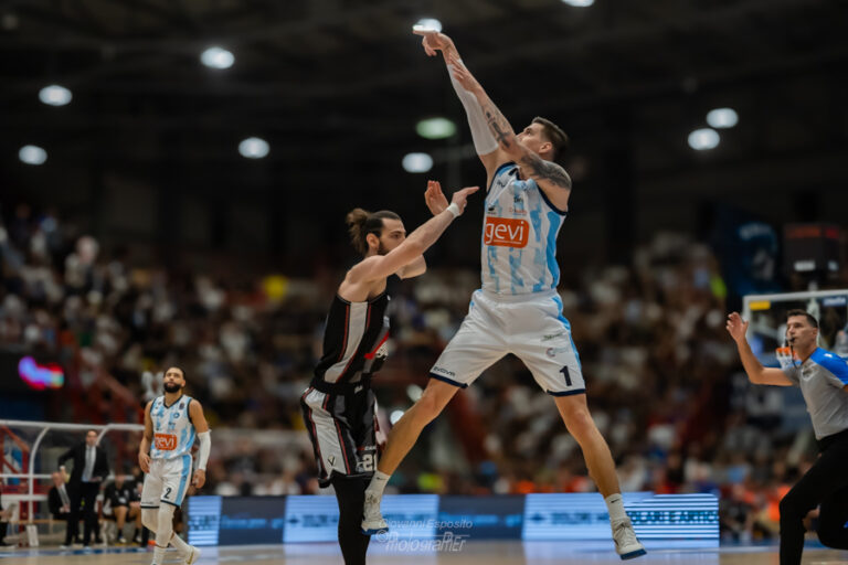 Prima sconfitta casalinga per la Gevi Napoli Basket che cede alla corazzata Virtus Segafredo Bologna per 75-88