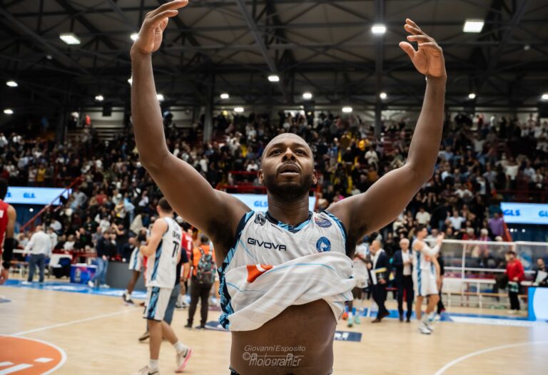 La Gevi Napoli Basket con un super Pullen riesce ad avere la meglio su Varese per 97-96