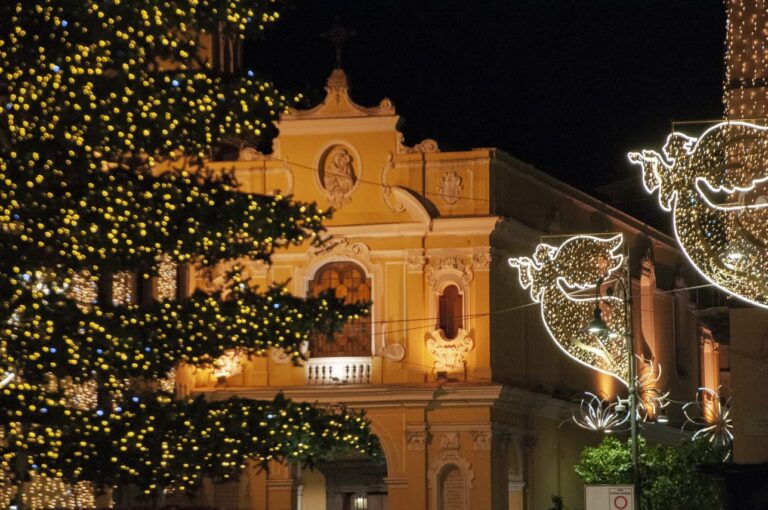 Sorrento accensione dell’albero di Natale e le luminarie colorano la città