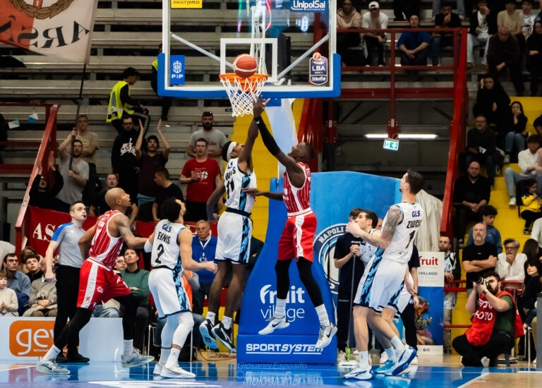 Non riesce la rimonta in extremis alla Gevi Napoli Basket, vince Reggio Emilia per 87-89