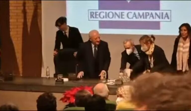 Brindisi con caduta per De Luca. Video virale