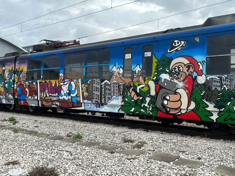 EAV arriva il Treno di Natale realizzato dall’artista Pluto