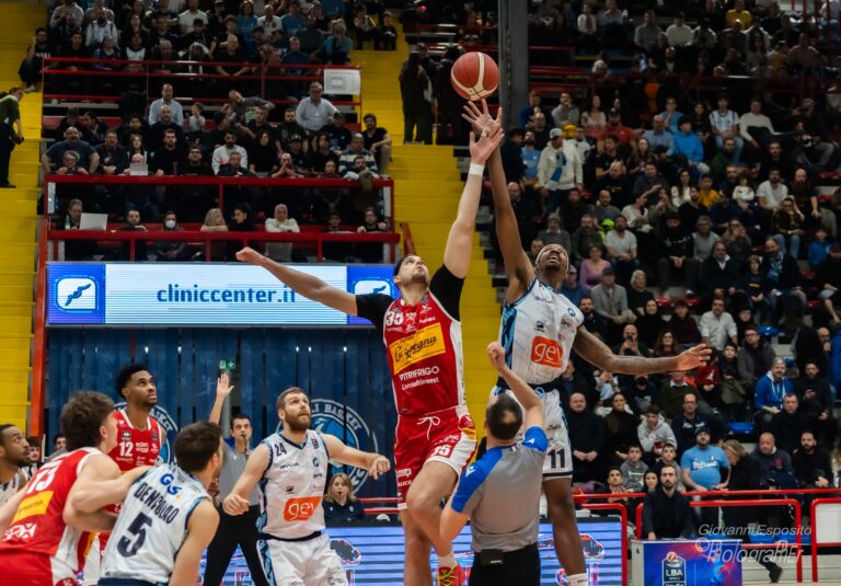 La GeVi Napoli Basket domina  Carpegna Prosciutto Pesaro, regge il passo delle grandi in classifica