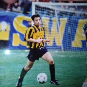 Luigi D'Alessio, ex calciatore di Juve Stabia e Avellino, è un appassionato del calcio con una ricca esperienza nei campi di gioco.